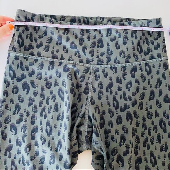 OLD NAVY Green Animal Print High Rise Waisted Biker Short 8" Inseam L Gym Lounge - Picture 8 of 8